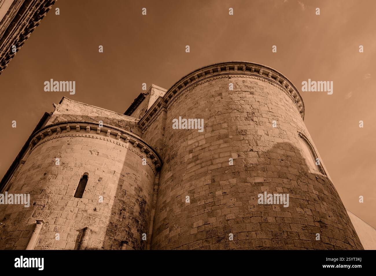 Di notevole interesse architettonico è la cattedrale pugliese in stile romanico dove si trovano i corpi dei santi patroni della città, basso e Timoteo Foto Stock