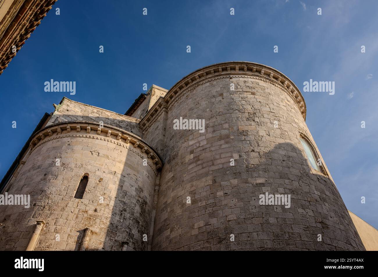 Di notevole interesse architettonico è la cattedrale pugliese in stile romanico dove si trovano i corpi dei santi patroni della città, basso e Timoteo Foto Stock