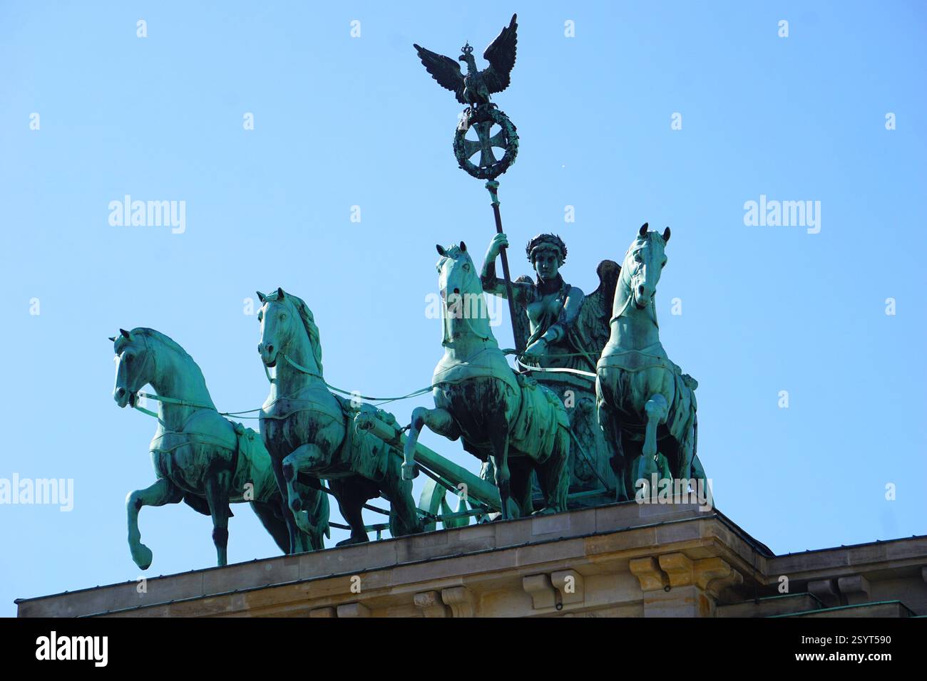 Primo piano della quadriga di rame o della statua del carro in cima alla Brandenburger Tor (porta di Brandeburgo) a Berlino, in Germania, in una giornata limpida e soleggiata Foto Stock