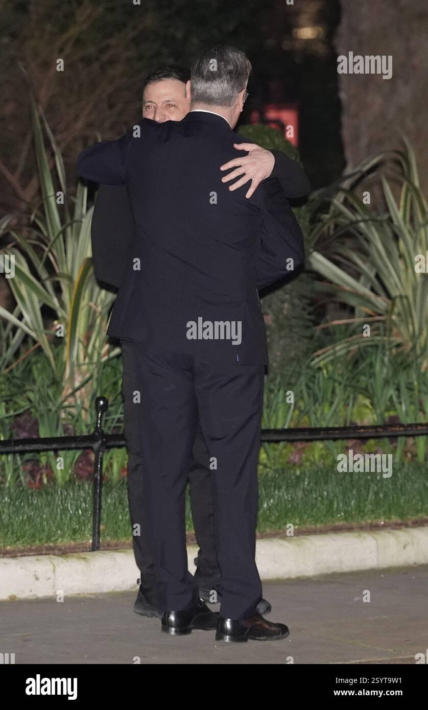 Il primo ministro Sir Keir Starmer abbraccia il presidente ucraino Volodymyr Zelensky mentre lascia il 10 di Downing Street, Londra, a seguito della loro riunione bilaterale per discutere il sostegno del Regno Unito all'Ucraina. Data foto: Sabato 1 marzo 2025. Foto Stock
