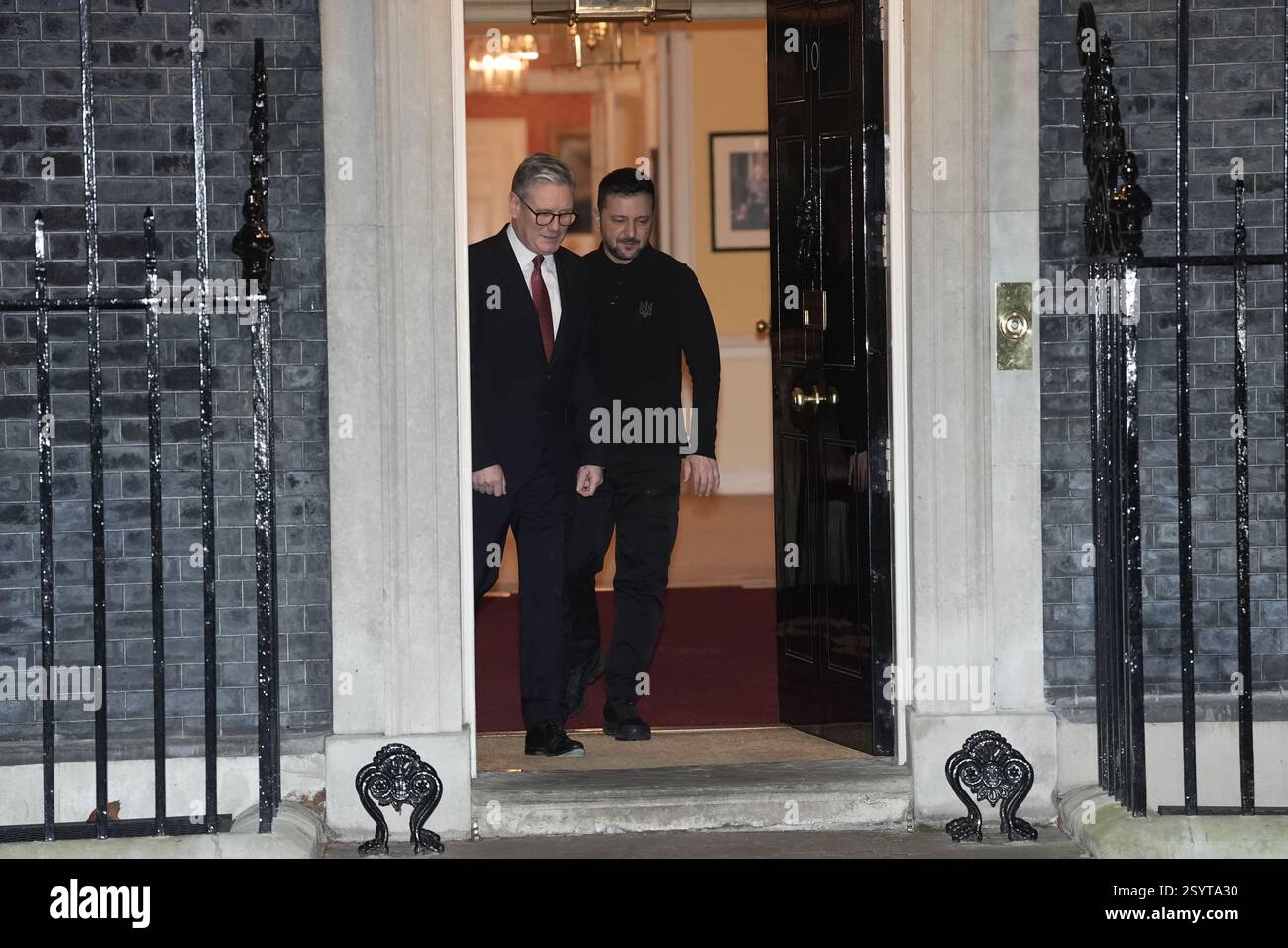 Il primo ministro Sir Keir Starmer con il presidente ucraino Volodymyr Zelensky mentre lascia il 10 di Downing Street, Londra, dopo il loro incontro bilaterale per discutere il sostegno del Regno Unito all'Ucraina. Data foto: Sabato 1 marzo 2025. Foto Stock