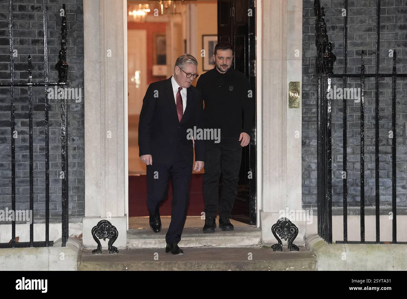 Il primo ministro Sir Keir Starmer con il presidente ucraino Volodymyr Zelensky mentre lascia il 10 di Downing Street, Londra, dopo il loro incontro bilaterale per discutere il sostegno del Regno Unito all'Ucraina. Data foto: Sabato 1 marzo 2025. Foto Stock