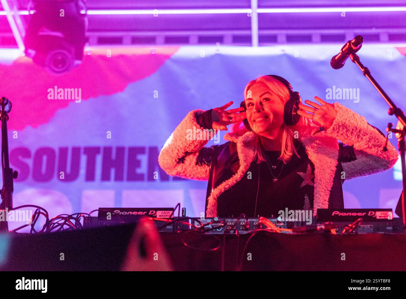 Southend on Sea, Essex, Regno Unito. 1 marzo 2025. Southend-on-Sea è diventata una città il 1 marzo 2022 quando il principe di Galles ha presentato lettere patenti per conto della regina Elisabetta II, ed è stata organizzata una giornata di attrazioni per celebrare l'evento. Un palcoscenico allestito nella High Street ha fornito intrattenimento musicale da musicisti locali durante il giorno prima di essere rilevato da Denise van Outen e altri DJ per la sera e per tutta la notte come "disco City" Foto Stock