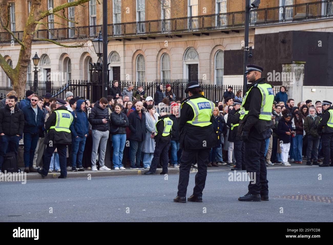 Londra, Regno Unito. 1 marzo 2025. Grandi folle di sostenitori si riuniscono fuori Downing Street mentre il presidente dell'Ucraina Volodymyr Zelenskyy arriva a Downing Street per incontrare il primo ministro britannico Keir Starmer. Crediti: Vuk Valcic/Alamy Live News Foto Stock