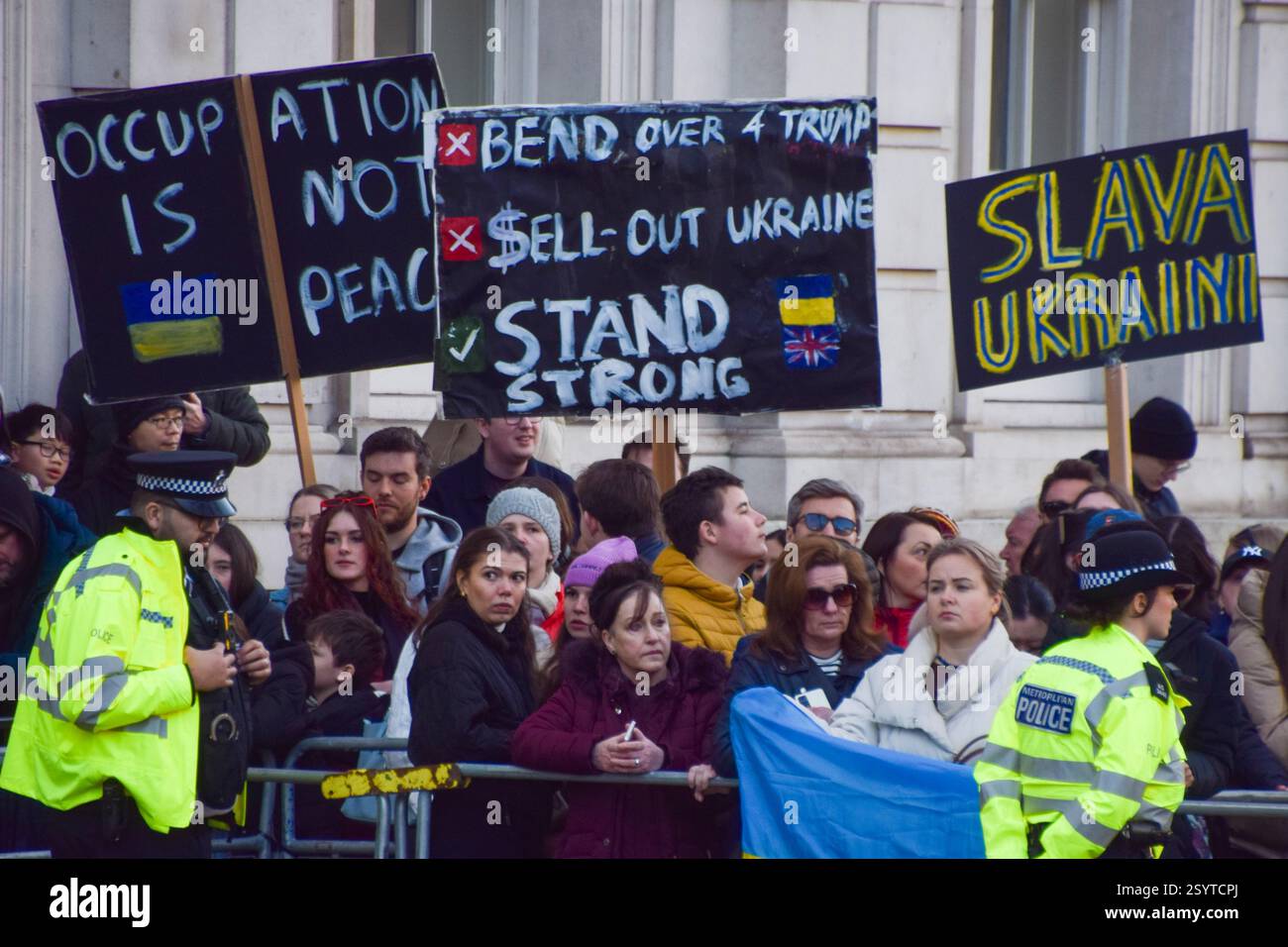Londra, Regno Unito. 1 marzo 2025. Grandi folle di sostenitori si riuniscono fuori Downing Street mentre il presidente dell'Ucraina Volodymyr Zelenskyy arriva a Downing Street per incontrare il primo ministro britannico Keir Starmer. Crediti: Vuk Valcic/Alamy Live News Foto Stock