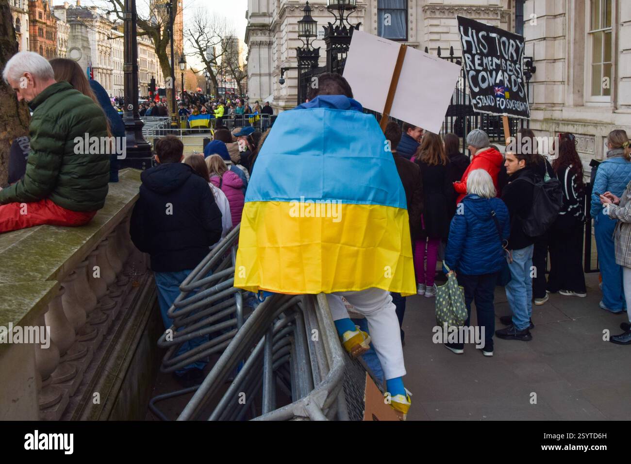 Londra, Regno Unito. 1 marzo 2025. Grandi folle di sostenitori si riuniscono fuori Downing Street mentre il presidente dell'Ucraina Volodymyr Zelenskyy arriva a Downing Street per incontrare il primo ministro britannico Keir Starmer. Crediti: Vuk Valcic/Alamy Live News Foto Stock
