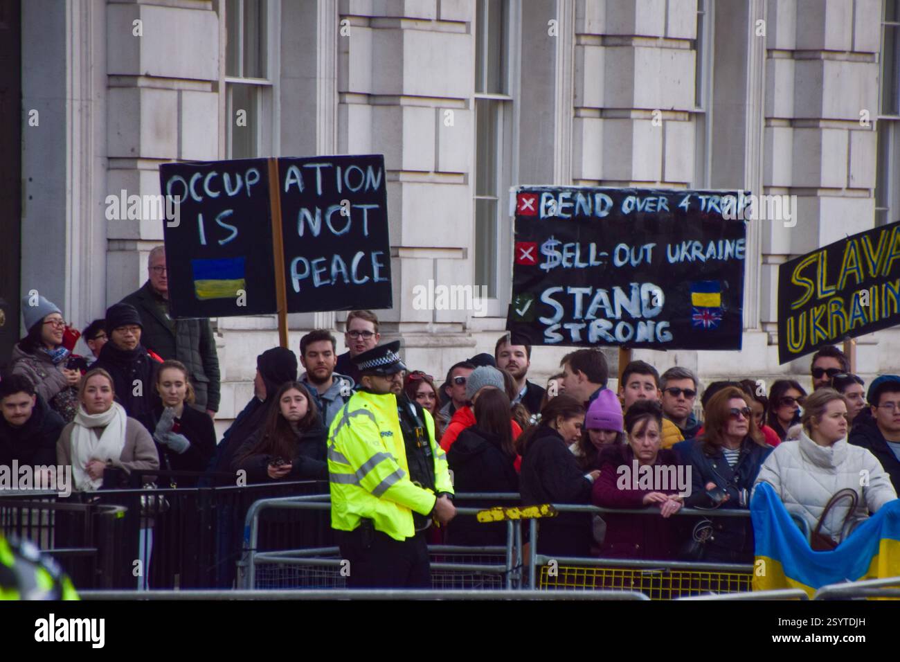 Londra, Regno Unito. 1 marzo 2025. Grandi folle di sostenitori si riuniscono fuori Downing Street mentre il presidente dell'Ucraina Volodymyr Zelenskyy arriva a Downing Street per incontrare il primo ministro britannico Keir Starmer. Crediti: Vuk Valcic/Alamy Live News Foto Stock