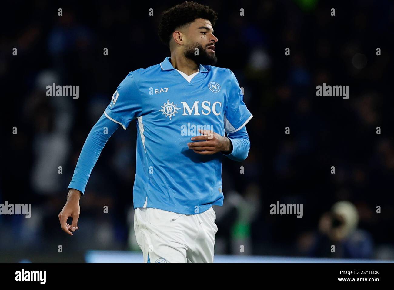 Il centrocampista danese del Napoli Philip Billing festeggia dopo aver segnato un gol durante la partita di serie A tra il Napoli e l'Inter allo stadio Diego Armando Maradona di Napoli il 1° marzo 2025. Foto Stock