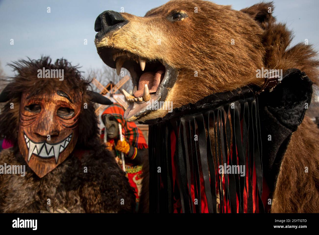 Mosca, Russia. 1 marzo 2025. Mummers durante la celebrazione di Maslenitsa nel Parco del paesaggio Mitino nel centro di Mosca, Russia Foto Stock