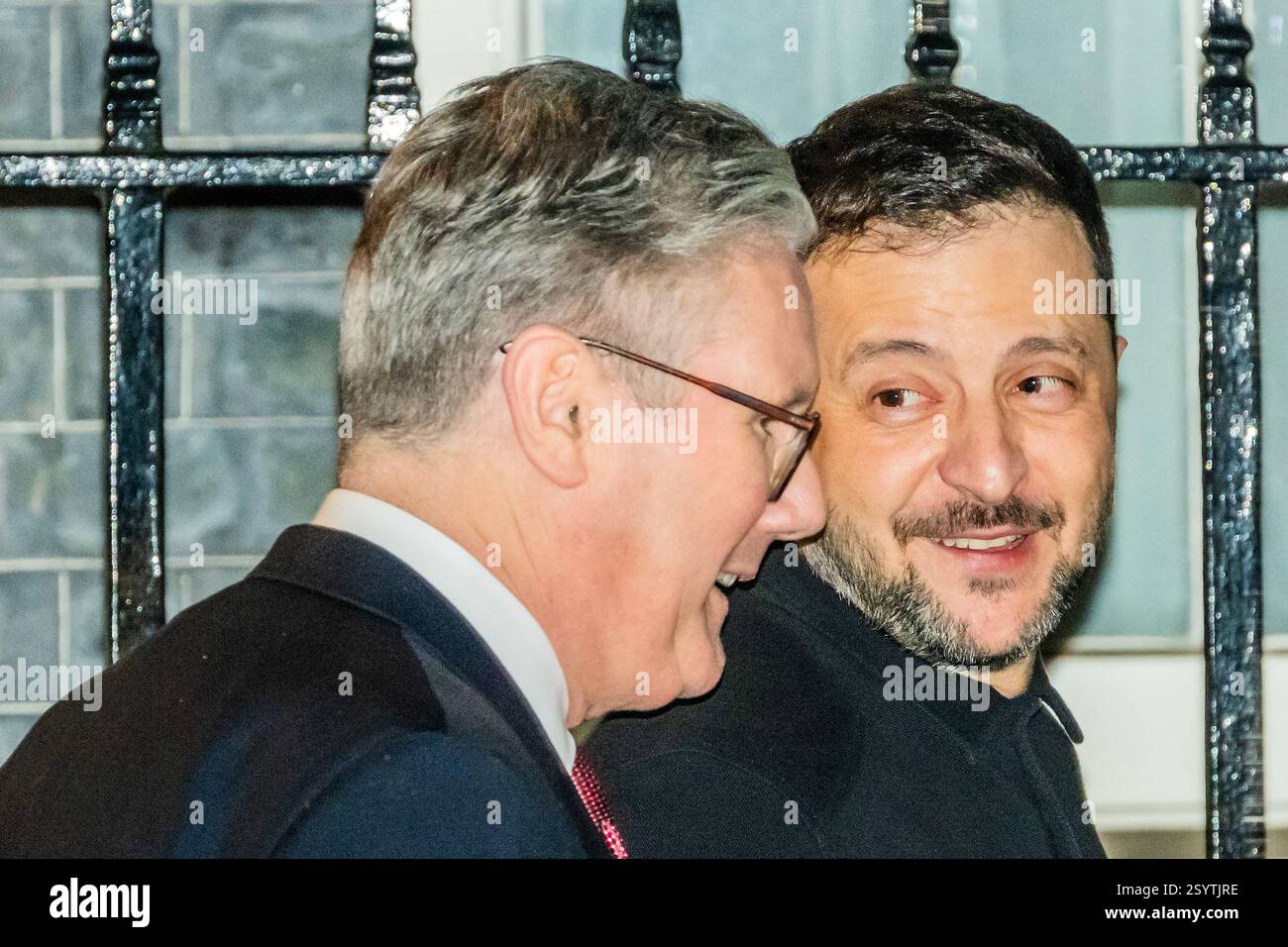 Londra, Regno Unito. 1 marzo 2025. Quando il presidente se ne va, entrambi sembrano di buon umore - il primo ministro, Sir Keir Starmer incontra il presidente ucraino Volodymyr Zelenskyy al numero 10 di Downing Street. Questo avviene dopo il difficile incontro di quest'ultimo con il presidente Trump e in vista di un incontro dei leader europei a Londra domani. Crediti: Guy Bell/Alamy Live News Foto Stock