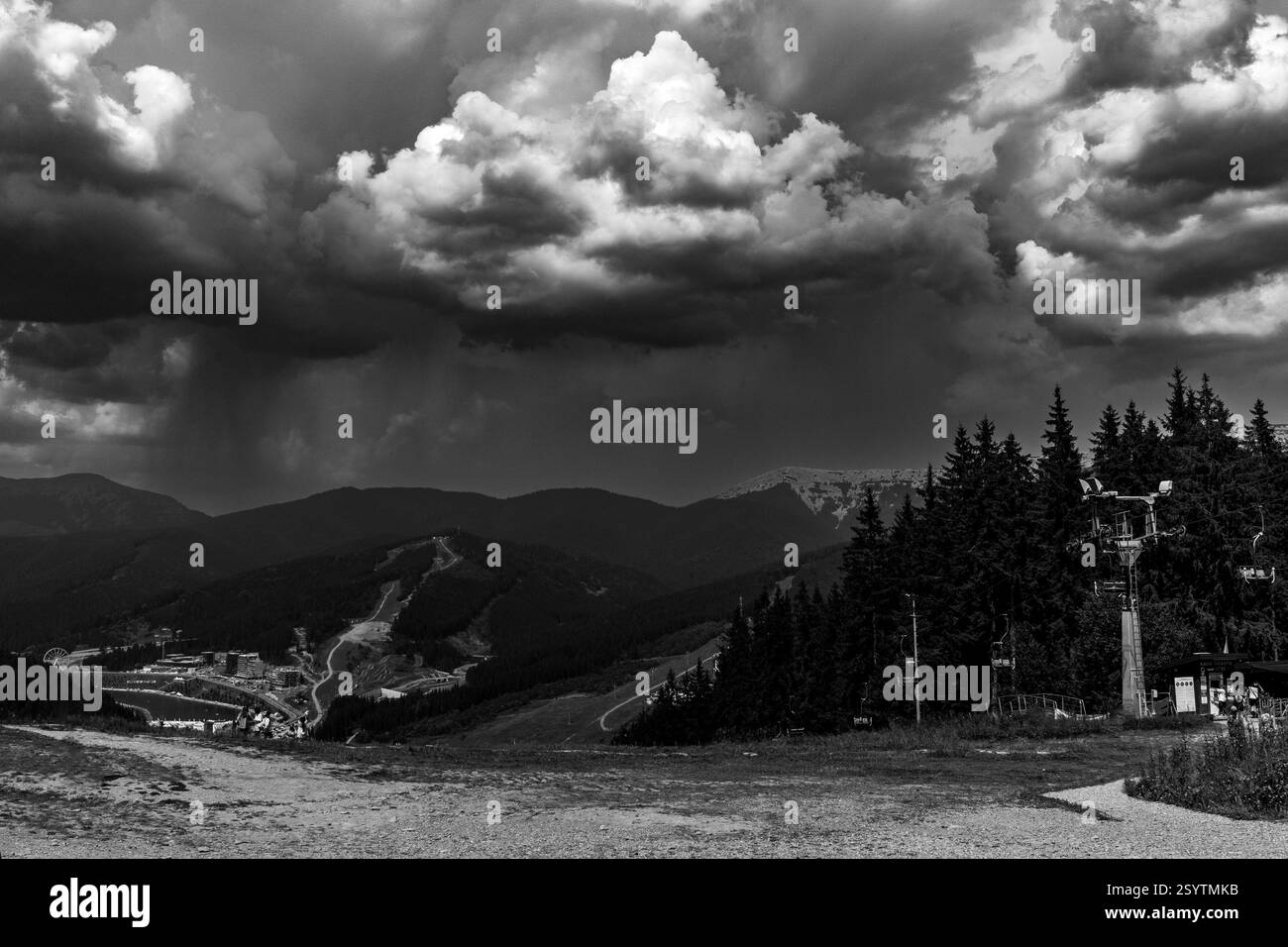 Grandi e spesse nuvole coprono il cielo sopra un tranquillo resort, suggerendo una tempesta in arrivo. Foto Stock
