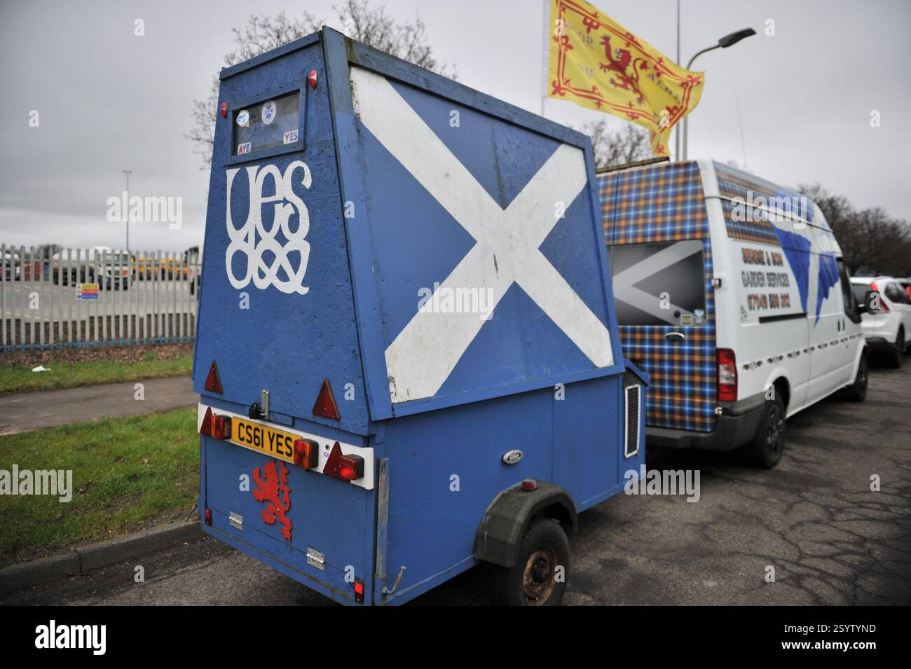 Grangemouth, Regno Unito. 1 marzo 2025 - durante la protesta si vede Un furgone con rimorchio modificato progettato per aumentare la pubblicità del movimento indipendentista. I manifestanti si sono riuniti fuori dalla sede centrale dell'INEOS a Grangemouth nel tentativo di salvare la raffineria, in quanto la chiusura avrebbe comportato la perdita di oltre 400 posti di lavoro. Crediti: Eastern Goodwin Media/Alamy Live News Foto Stock