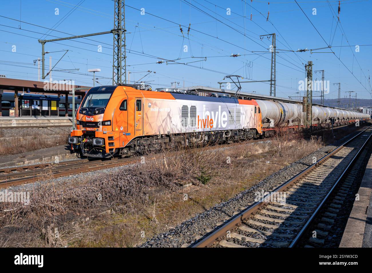 Locomotiva elettro-diesel HVLE Stadler Eurodual con carri idrici superficiali innocargo Foto Stock