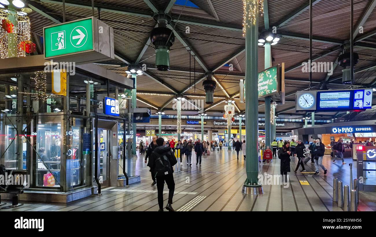Amsterdam, Paesi Bassi - 4 dicembre 2024: Terminal dell'aeroporto Schiphol di Amsterdam. Foto Stock
