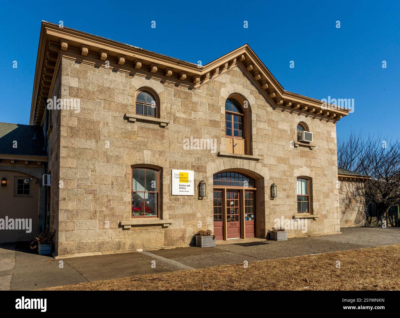 Norwalk, CT - US - 22 febbraio 2025 il Center for Contemporary Printmaking di Norwalk, Connecticut, è un vivace spazio artistico dedicato alla stampa Foto Stock