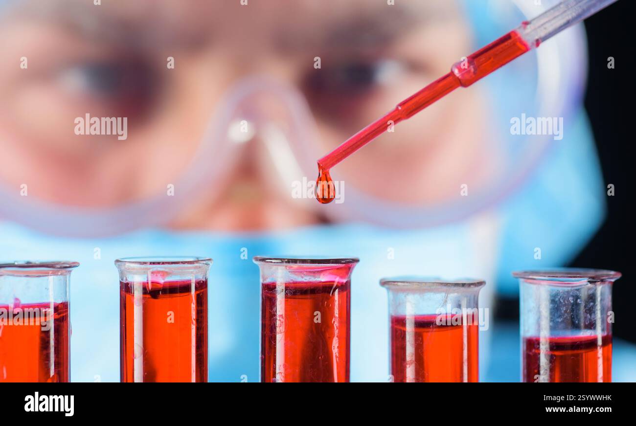 Analisi del sangue. Il medico lavora con il campione di sangue del paziente in laboratorio. Test sierologici. Scienziato medico o assistente di laboratorio che analizza il campione di sangue nel test tu Foto Stock