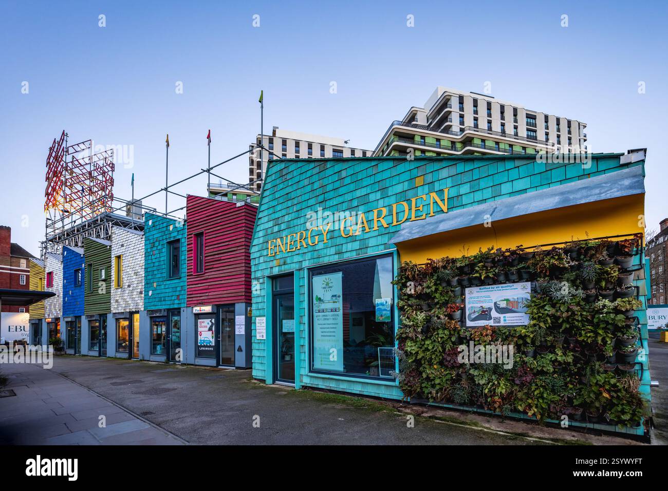 Sviluppo di Ebury Edge, negozi colorati e pop-up a Ebury Bridge Estate, Ebury Bridge Rd, Londra Foto Stock