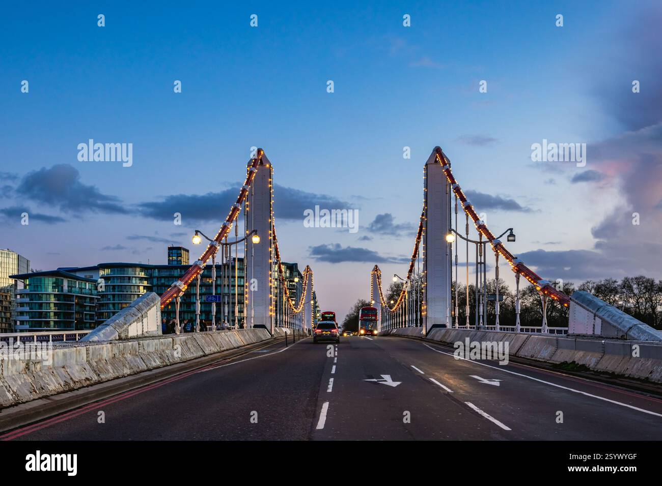 Chelsea Bridge sul Tamigi a ovest di Londra, al crepuscolo. Foto Stock