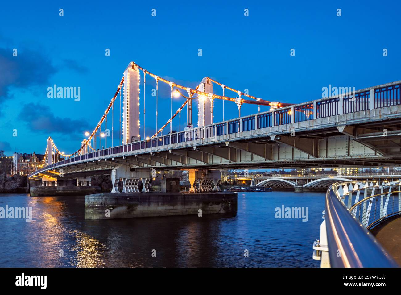 Chelsea Bridge sul Tamigi a ovest di Londra, al crepuscolo. Foto Stock