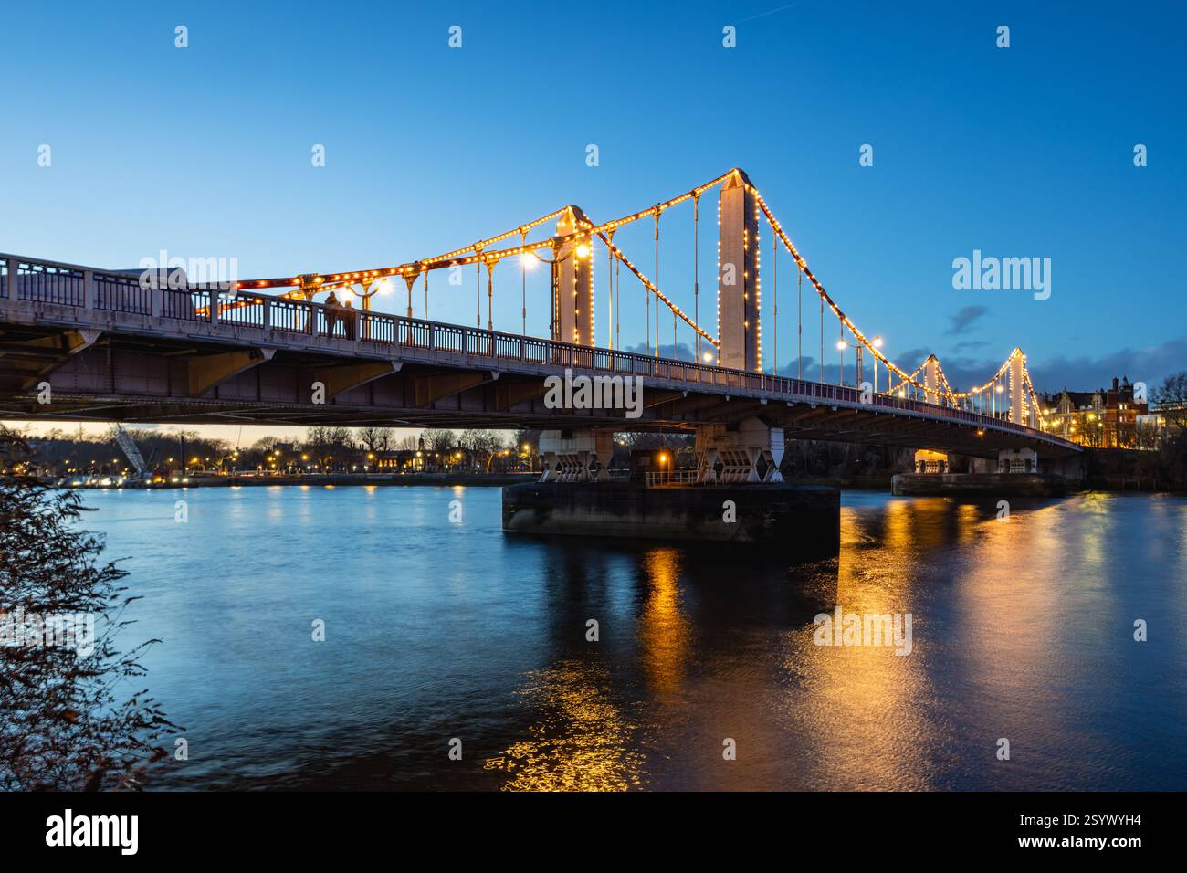 Chelsea Bridge sul fiume Tamigi a ovest di Londra, preso al crepuscolo Foto Stock