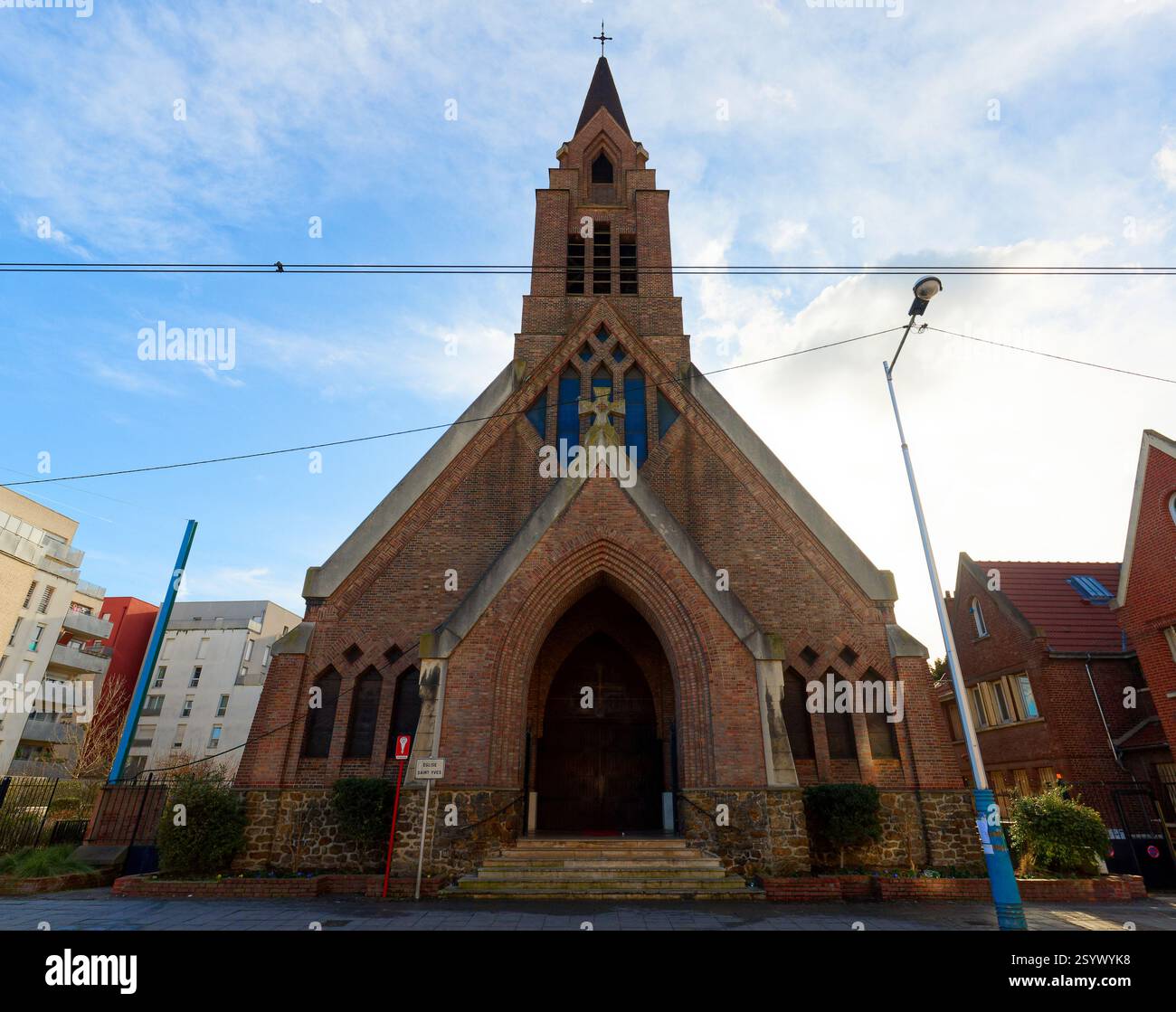 La chiesa di Saint-Yves des Quatre-Routes a la Courneuve è interamente realizzata in mattoni rossi. Ha una navata unica coperta da un telaio e una doppia tonalità Foto Stock