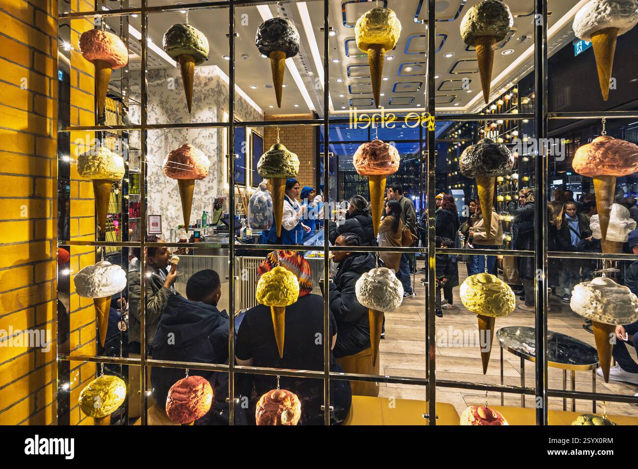 Visita all'interno di Venchi, un gelateria e cioccolateria italiana internazionale all'interno della Battersea Power Station, Londra Foto Stock