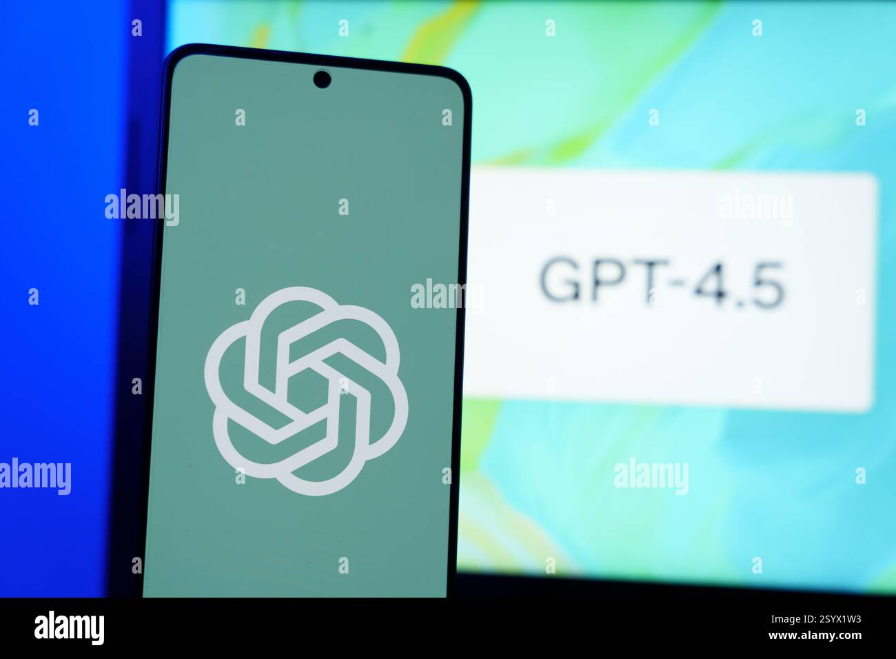 Logo Chatgpt OpenAI con modello in lingua GPT 4,5 ai sullo sfondo. 1° marzo 2025 Foto Stock