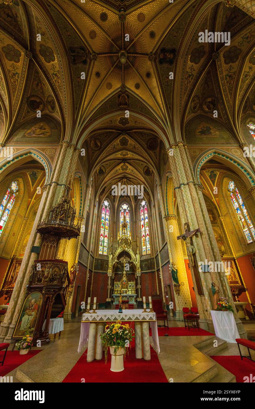 Un'interfaccia software per l'editing di foto mostra un'immagine vibrante degli interni di una cattedrale gotica con intricati soffitti a volta, vetrate colorate, e. Foto Stock