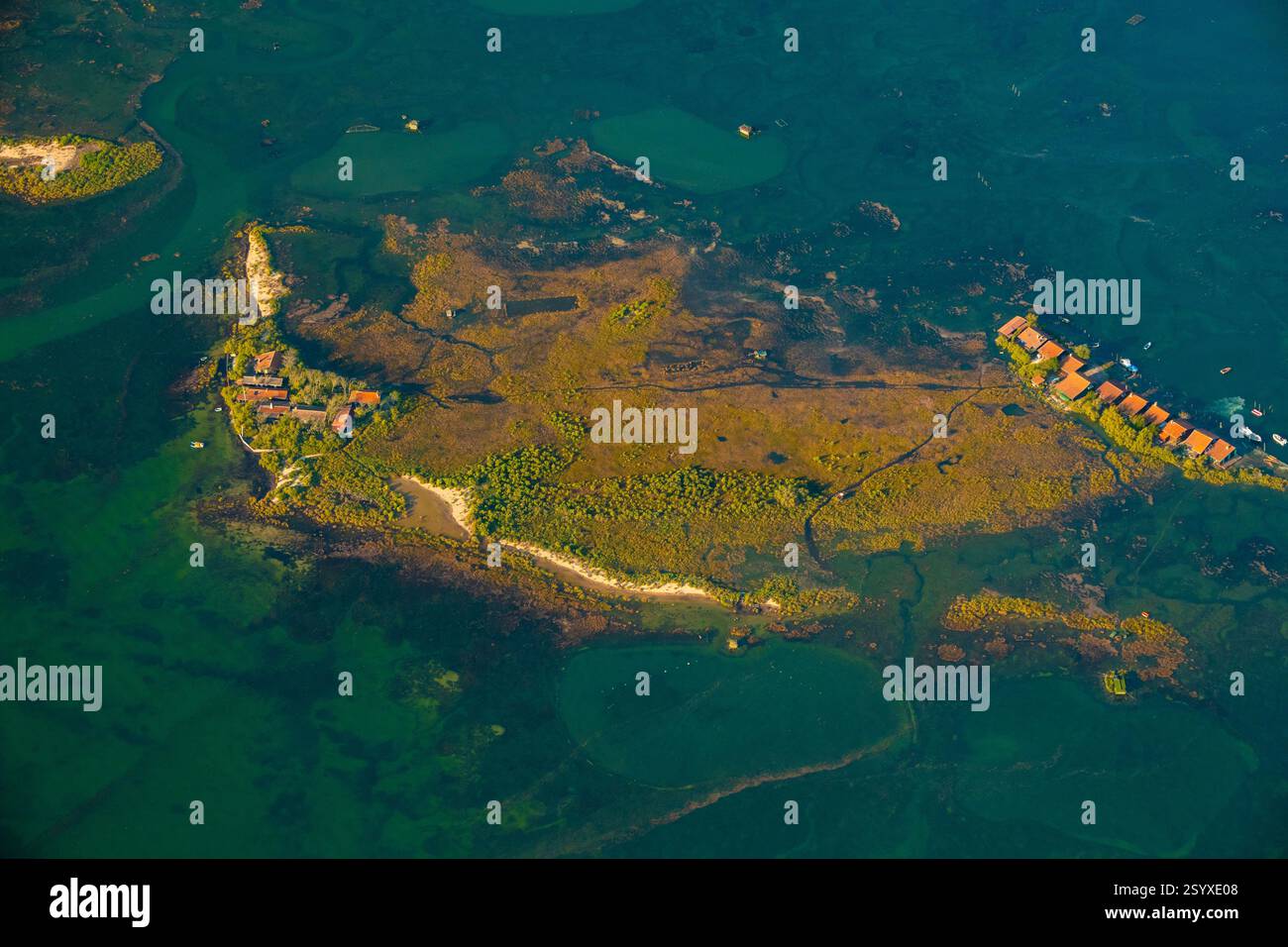 Francia, Gironde (33), bacino di Arcachon, vista aerea dell'isola degli uccelli, a sinistra le cabine del distretto di Ilot e a destra quelle del distretto di Saous Foto Stock