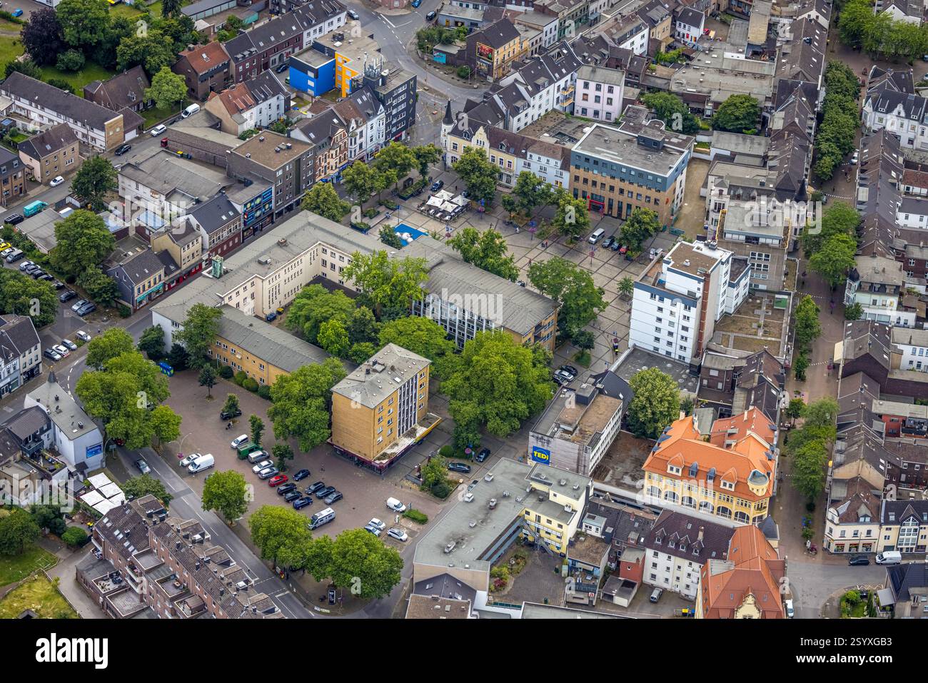 Vista aerea, Duisburg-West, uffici distrettuali Homberg, Bismarckplatz e zona pedonale Augustastraße, zona residenziale Alt-Homberg, Duisburg, Ruhr sono Foto Stock