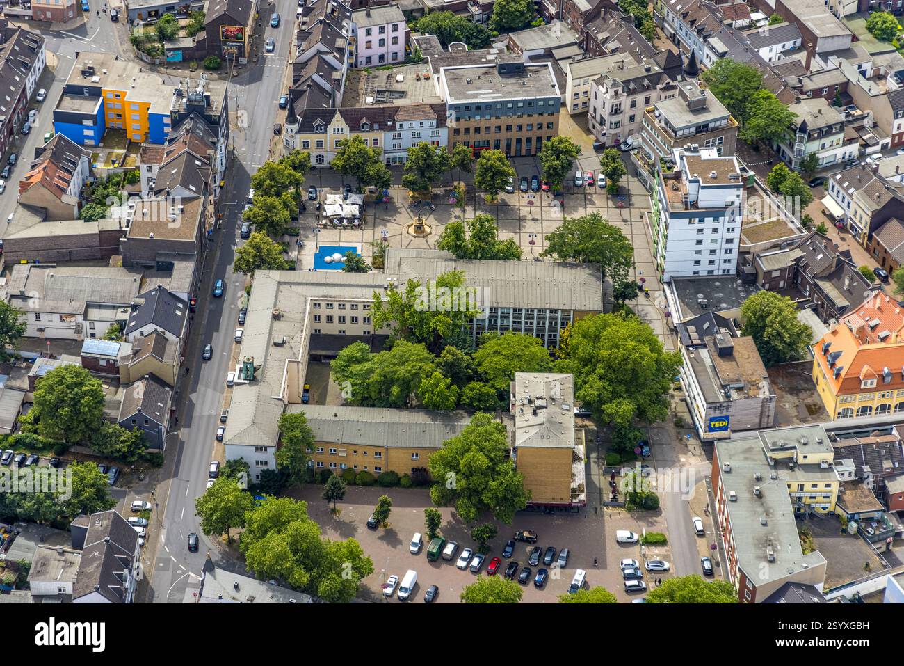 Vista aerea, Duisburg-West, uffici distrettuali Homberg, Bismarckplatz e zona pedonale Augustastraße, zona residenziale Alt-Homberg, Duisburg, Ruhr sono Foto Stock