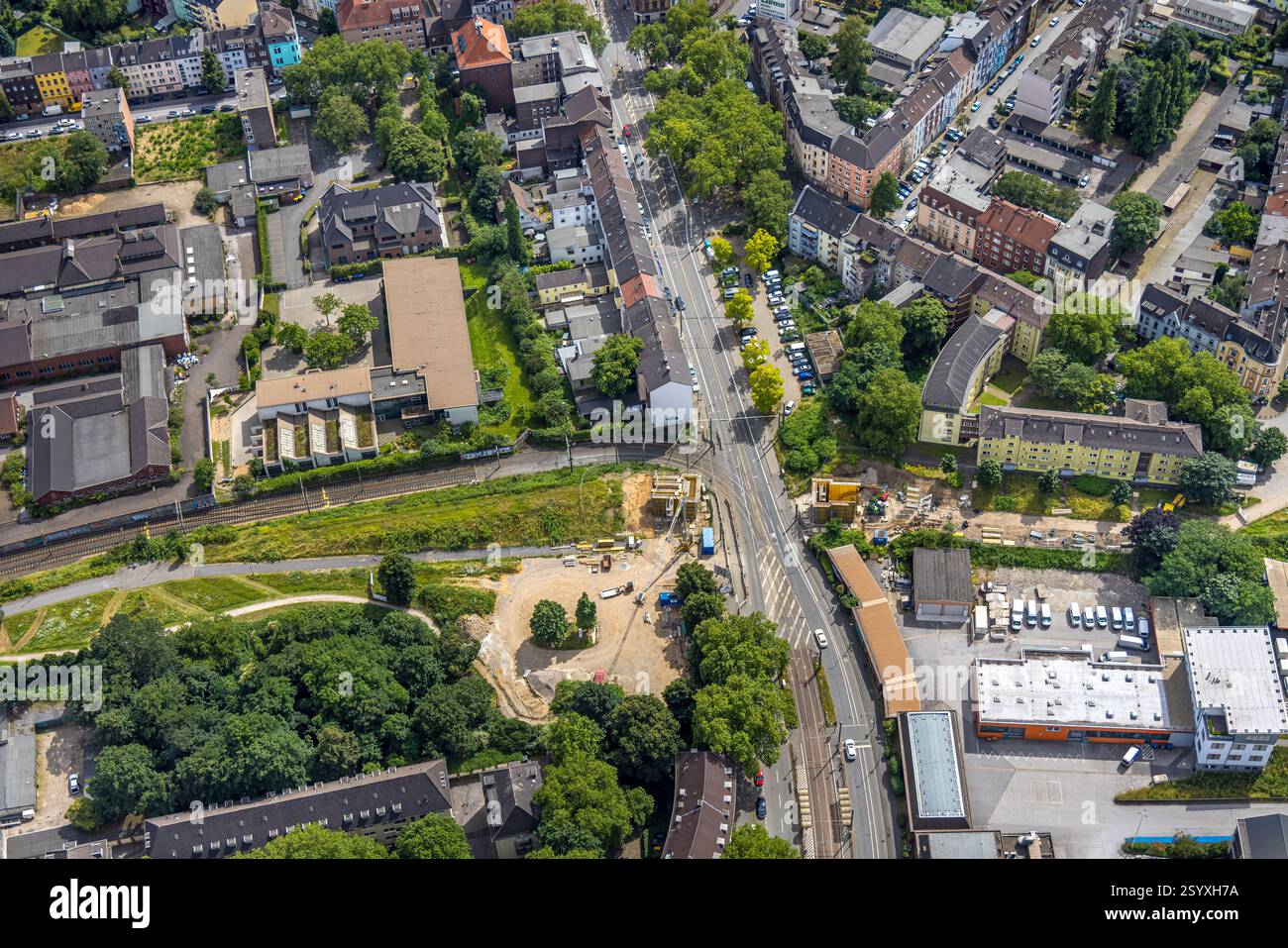 Vista aerea, cantiere e nuova costruzione di un ponte su Heerstraße, parco giochi Platanenhof e scuola elementare GGS Friedenstraße, ecco Foto Stock