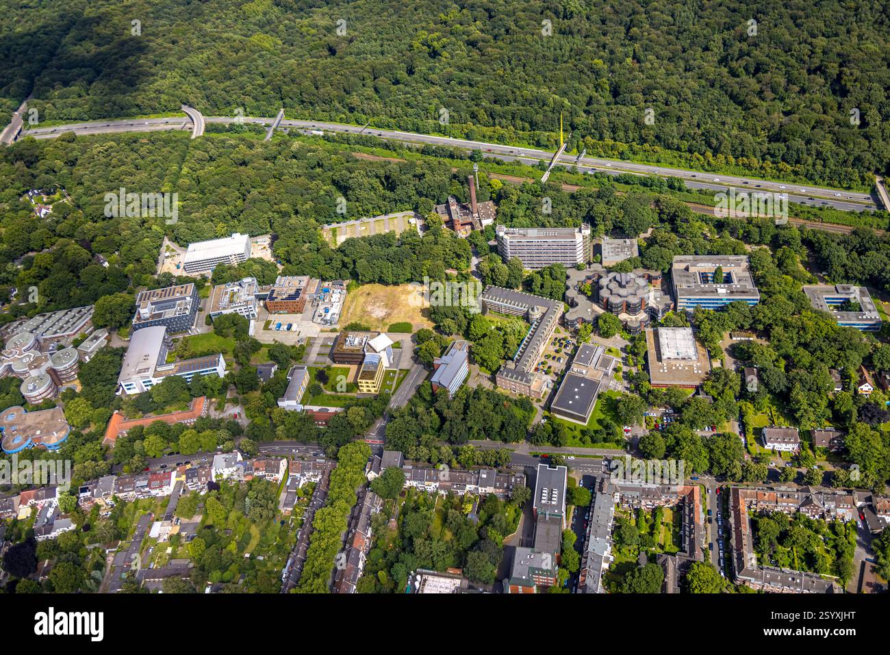 Vista aerea, area L e M dell'Università di Duisburg-Essen, ai margini della foresta, cantiere per parcheggio, autostrada A3, Neudorf-No Foto Stock