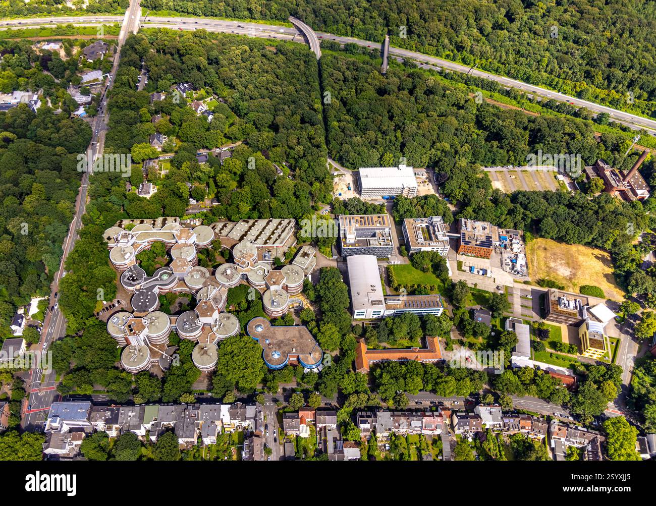 Vista aerea, Università di Duisburg-Essen con area L e M, campus di Duisburg ai margini della foresta, cantiere per parcheggio, Neudorf- Foto Stock