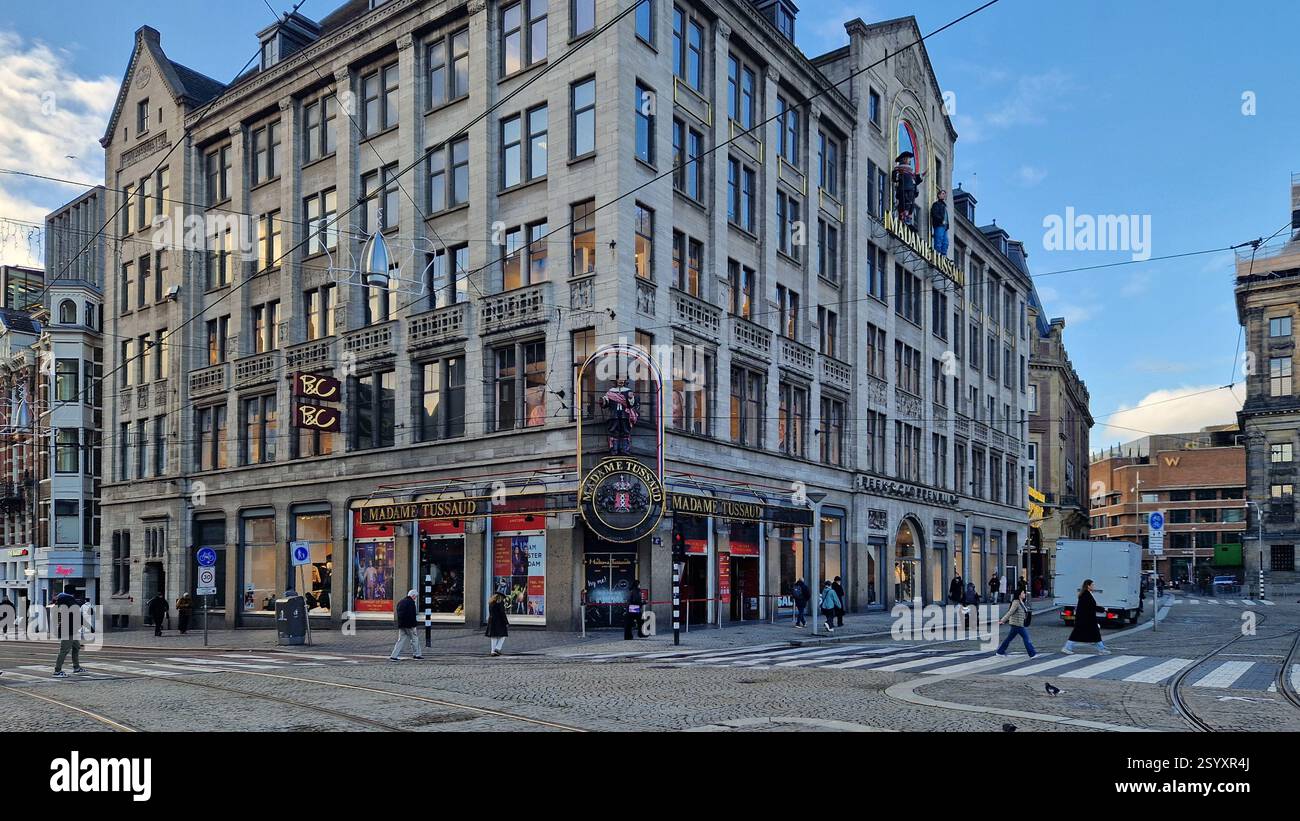 Amsterdam, Paesi Bassi - 3 dicembre 2024: Museo delle cere Madame Tussauds, principale attrazione turistica che espone le cere di personaggi famosi. - Immagine stock catturata con smartphone