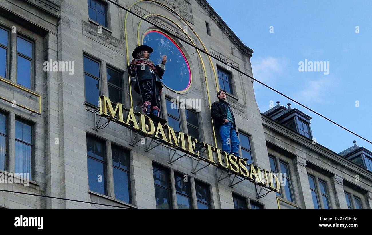 Amsterdam, Paesi Bassi - 3 dicembre 2024: Museo delle cere Madame Tussauds, principale attrazione turistica che espone le cere di personaggi famosi. - Immagine stock catturata con smartphone