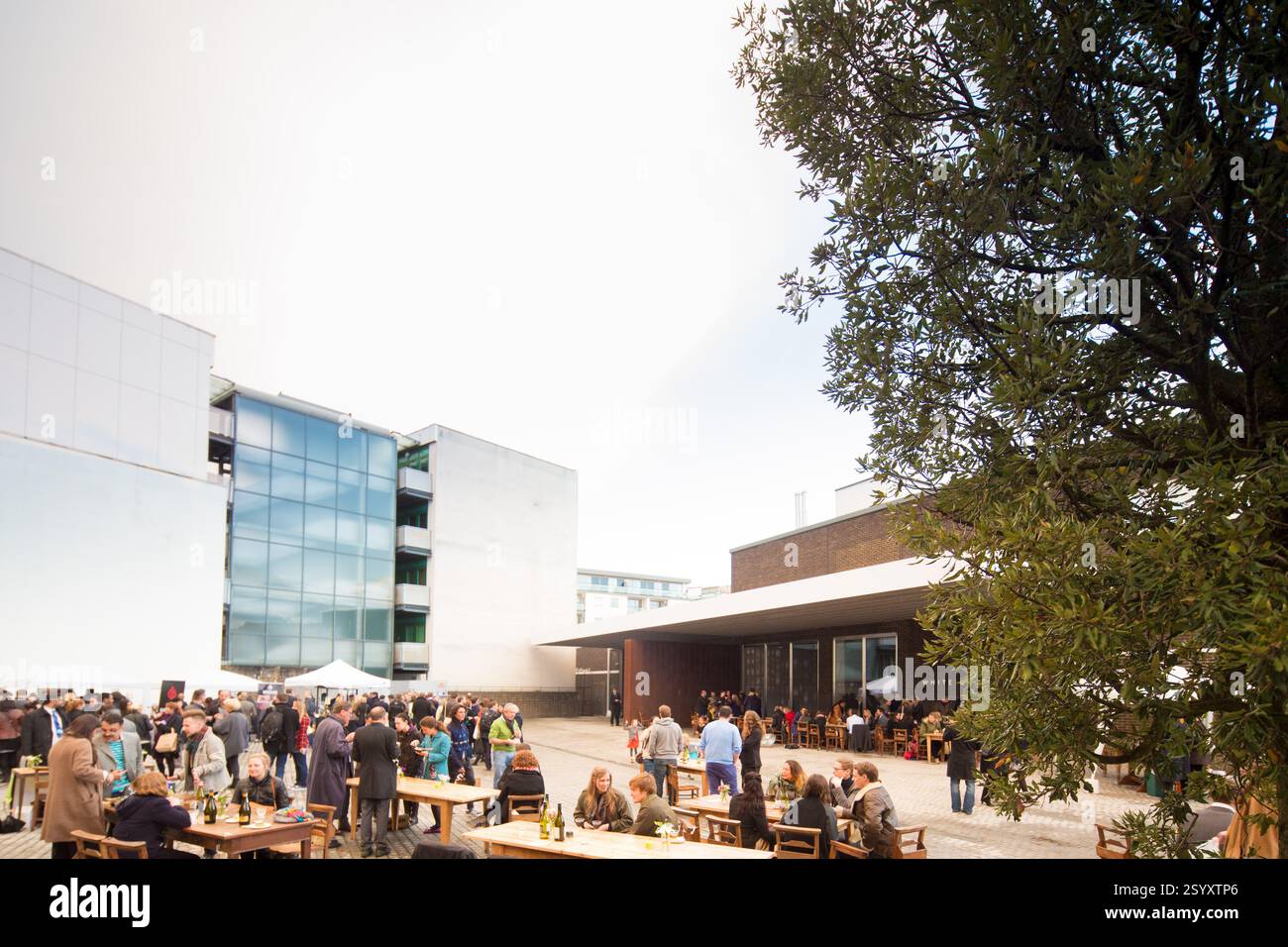 La folla ama cenare all'aperto presso l'edificio White Cube Foto Stock