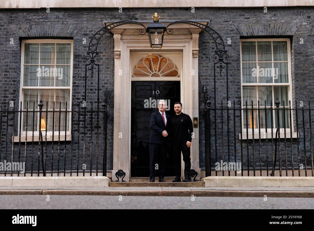 Londra, Regno Unito. 1 marzo 2025. Il primo ministro britannico Keir Starmer dà il benvenuto al presidente ucraino Volodymyr Zelenskyy per un incontro bilaterale al 10 di Downing Street a Londra sabato 1 marzo 2025. Foto di Simon Dawson/No 10 Downing Street/UPI credito: UPI/Alamy Live News Foto Stock