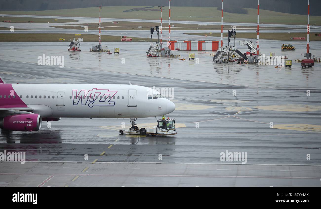Eine Maschine der Wizz Air steht bei Hamburger Schietwetter auf dem Vorfeld vom Flughafen Hamburg. Fuhlsbüttel Amburgo *** Un aereo Wizz Air si trova sul piazzale dell'aeroporto di Amburgo Fuhlsbüttel ad Amburgo, con maltempo Foto Stock