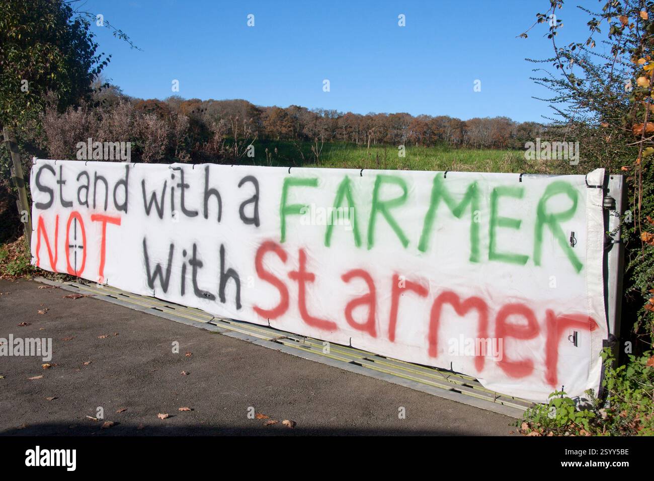 Striscioni di protesta contro gli agricoltori tasse di successione sparse nella campagna del sussex occidentale, 2025, Inghilterra Foto Stock