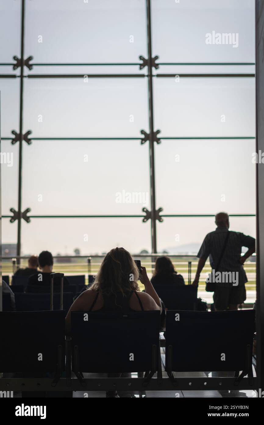 Dall'aeroporto ai posti in aereo, il viaggio avviene attraverso la finestra dell'aereo. Foto Stock