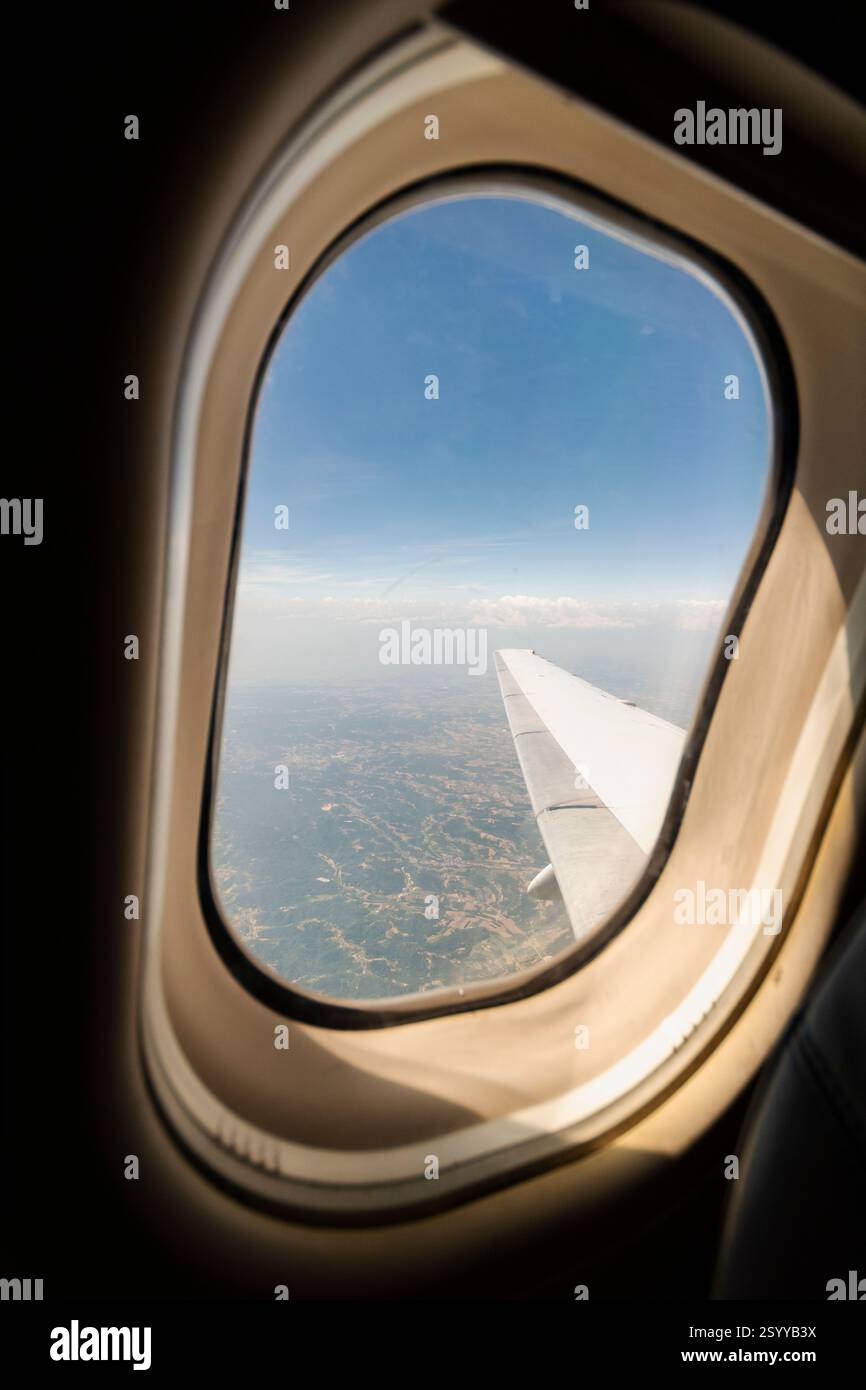 Dall'aeroporto ai posti in aereo, il viaggio avviene attraverso la finestra dell'aereo. Foto Stock