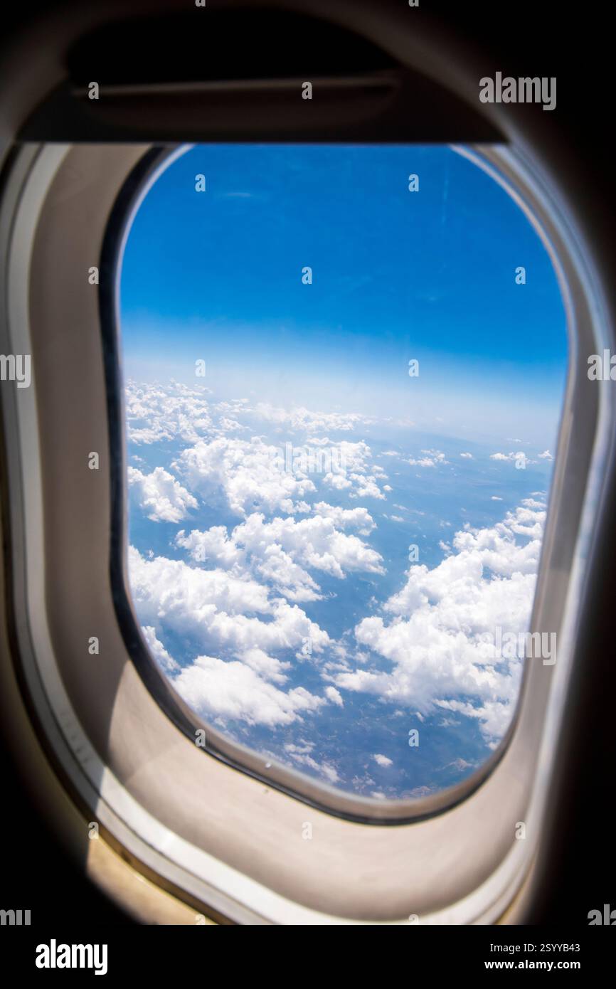 Dall'aeroporto ai posti in aereo, il viaggio avviene attraverso la finestra dell'aereo. Foto Stock
