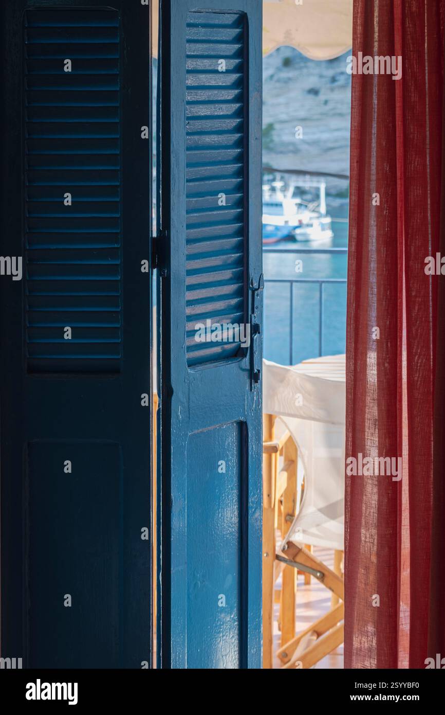 La terrazza si affaccia da una finestra sull'isola greca di Alonissos. Foto Stock