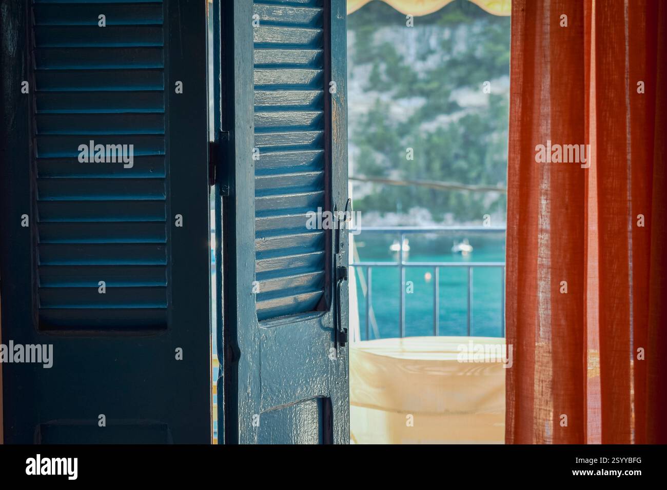 La terrazza si affaccia da una finestra sull'isola greca di Alonissos. Foto Stock