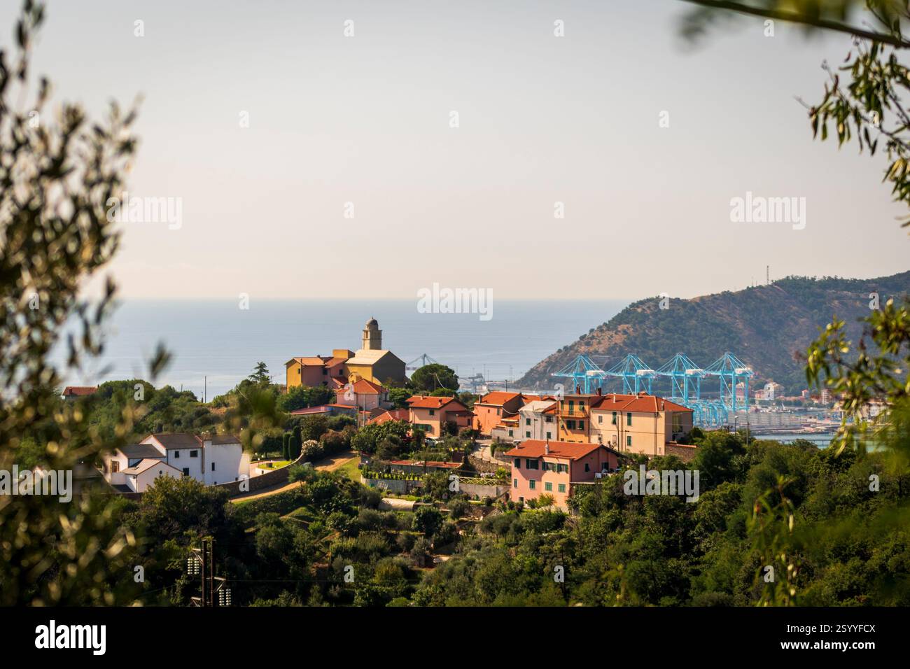 La baia di Savona, in Italia, dalla collina della Madonna del Monte, da cui si gode una vista dal centro al porto commerciale vado. Foto Stock