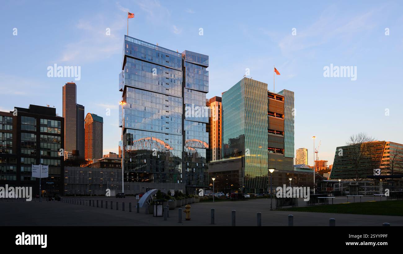Seattle - 28 febbraio 2025; tramonto serale sui moderni grattacieli del quartiere di Seattle Pioneer Square Foto Stock