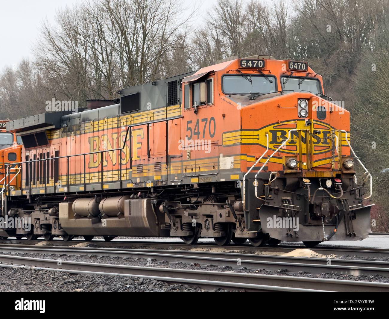 Seattle - 23 febbraio 2025; locomotiva per il trasporto merci diesel BNSF in primo piano con il logo del marchio aziendale Foto Stock