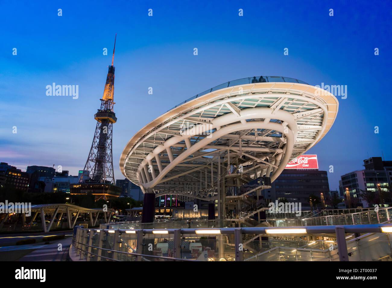 OASIS21 e LA TORRE DI NAGOYA a NAGOYA, GIAPPONE - 9 aprile 2016: Molte persone e l'edificio delle attrazioni e i grandi magazzini per lo shopping cen Foto Stock