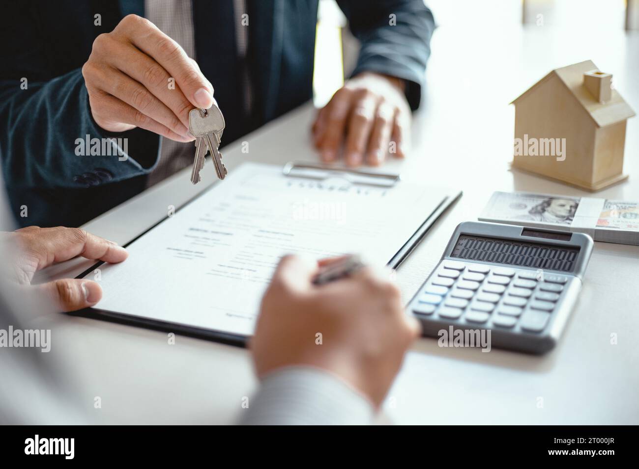 Gli uomini d'affari firmano un contratto stipulando un accordo con il concetto di agente immobiliare per consulente e concetto di assicurazione domestica. Foto Stock